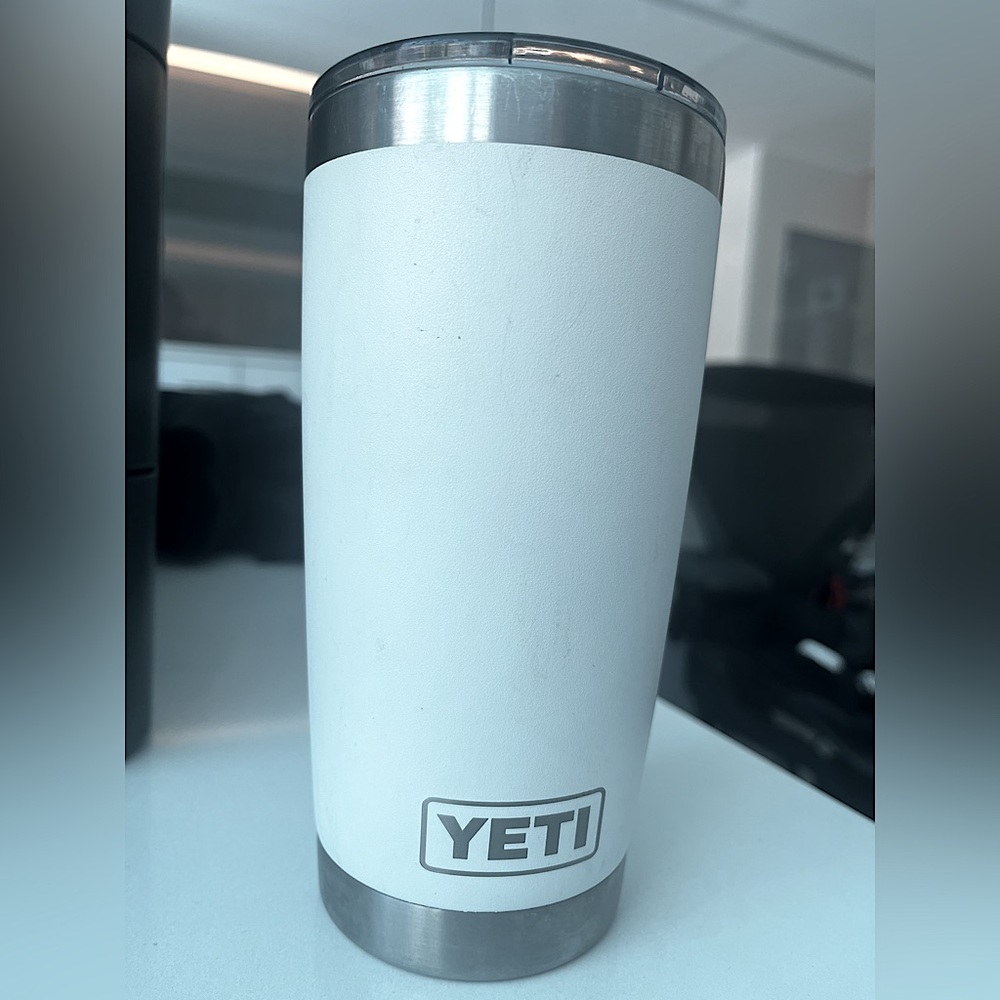 YETI RAMBLER WHITE 20 oz TRAVEL MUG